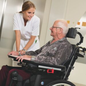 Inovys II Evo T30 Transit-Multifunktionsrollstuhl. Der kleine & wendige Pflegerollstuhl, ideal für kleine & enge Räumlichkeiten, mit Polstersitz & -Rücken, inkl. Kopfstütze