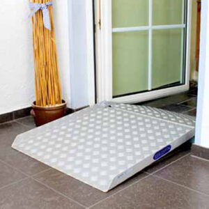 Etac Drive-in-2 Rampe, Türschwellenrampe geteilt mit klappbarem Endstück 75cm breit, Länge 80/125cm,