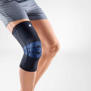Bauerfeind GenuTrain Black Silk, mit Silikonrand, Aktivbandage Kniegelenk, Train-Gestrick, Omega+ Pad, Komfortzone Kniekehle, hautfreundlich & atmungsaktiv